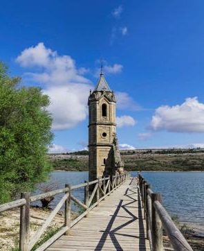 BAJA LA MAREA y…🫪, la torre de una iglesia