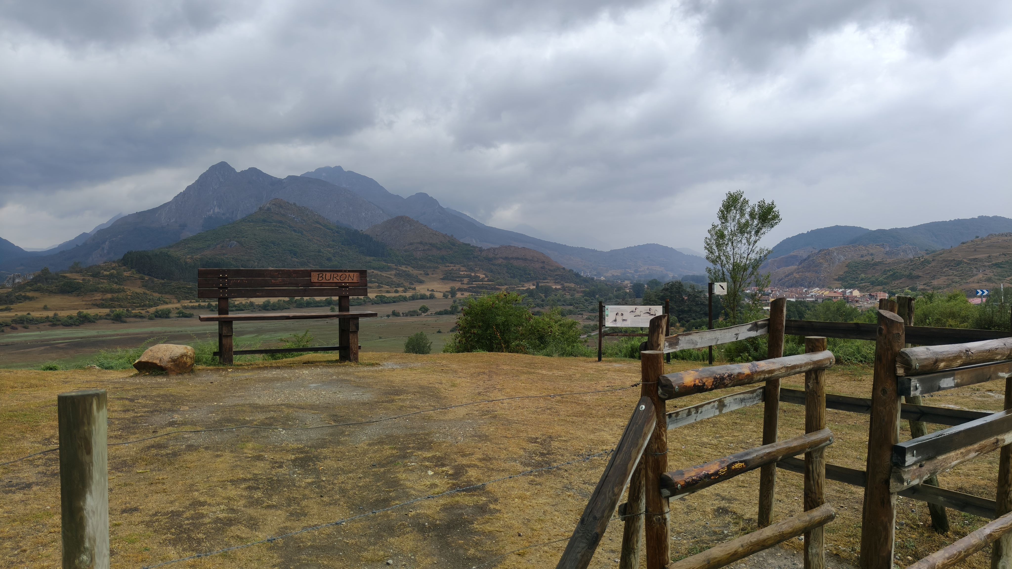 banco-de-madera-piedra-al-lado