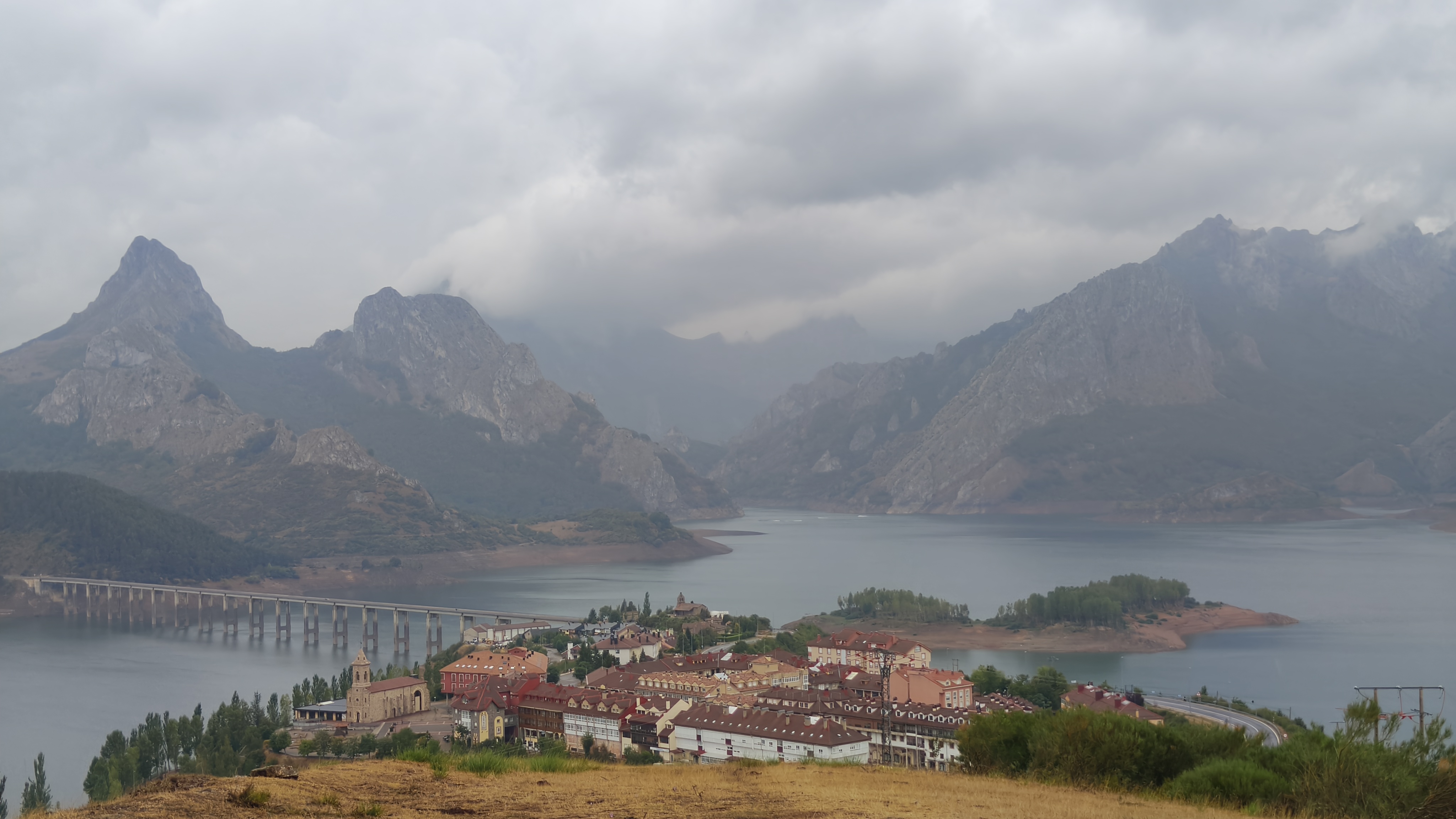 Riaño bajo la Lluvia: Un Viaje a la Memoria